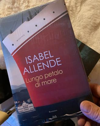 Libro "Lungo petalo di mare" di Isabel Allende