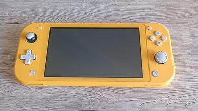 Nintendo Switch Lite Gialla + Custodia + 2 Giochi