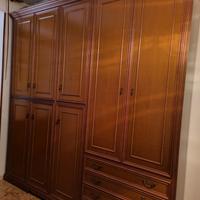Grande armadio in legno massello