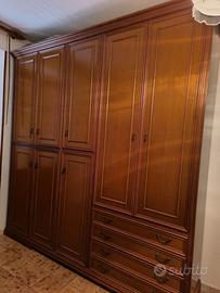 Grande armadio in legno massello