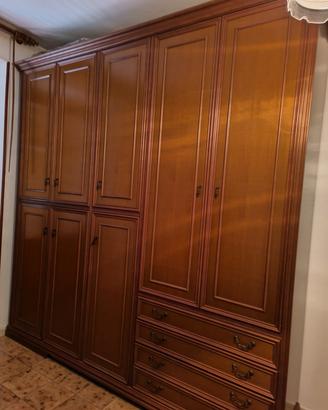 Grande armadio in legno massello