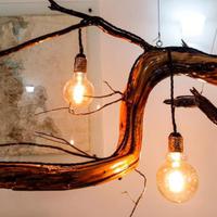 Lampadario sospeso in legno fatto a mano