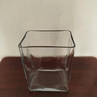 Vaso rettangolare in vetro trasparente.