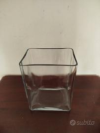 Vaso rettangolare in vetro trasparente.