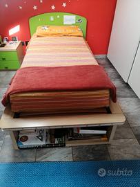 Cameretta composta da letto, scrivania, comodino