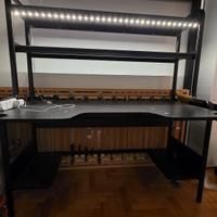 scrivania gaming con luci LED 