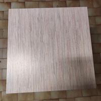 Tavolo fisso quadrato.