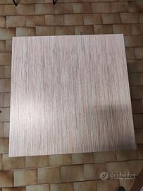 Tavolo fisso quadrato.