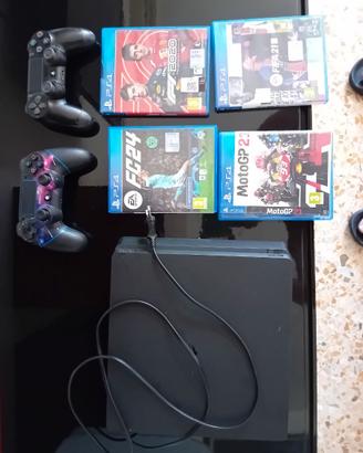 ps4 in condizione ottime con 4 giochi e 2 gioistic