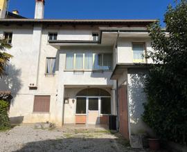 TRADIZIONALE CASA FRIULANA CON CORTE