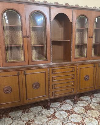 Credenza, più tavolo con sei sedie.