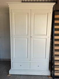 Armadio bianco classico shabby
