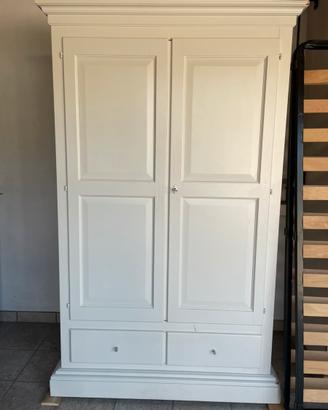 Armadio bianco classico shabby
