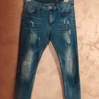 Jeans uomo blu scuro effetto strappato.