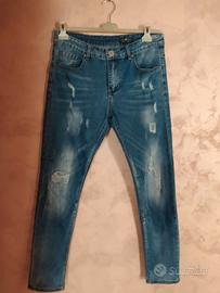 Jeans uomo blu scuro effetto strappato.