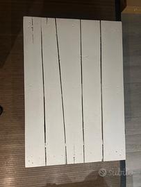 Tavolino artigianale in legno di pallet con ruote