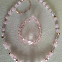 Collana di cristalli e pietre rosa con bracciale
