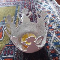 Porta candela in metallo con fila di angeli