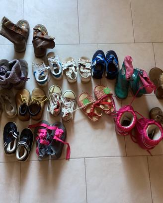 Scarpe di vario tipo per bambini e bambine