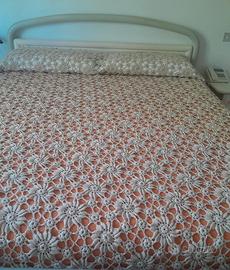 Coperta letto matrimoniale lavorata all'uncinetto.