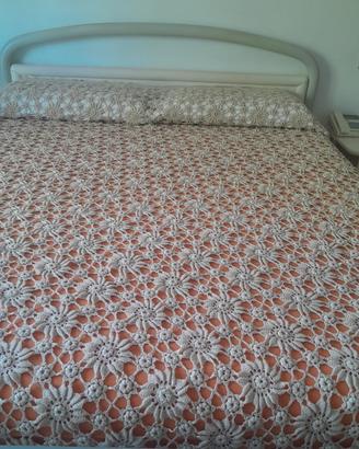 Coperta letto matrimoniale lavorata all'uncinetto.