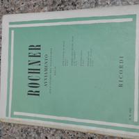 Libro con spartiti musicali