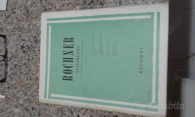 Libro con spartiti musicali