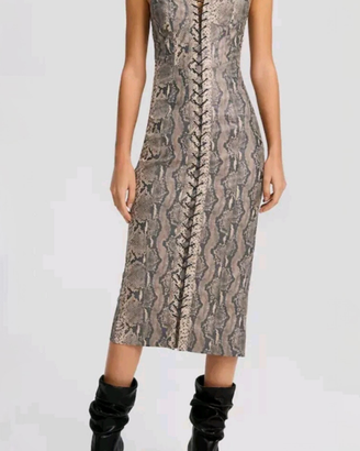 Vestito aderente in ecopelle Bershka con una stamp