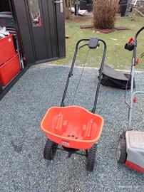 Spandiconcime da giardino 