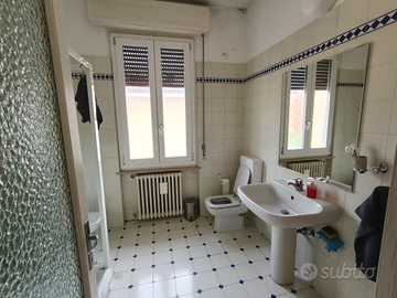 Stanza singola con letto matrimoniale e posto auto