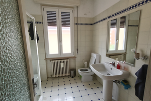 Stanza singola con letto matrimoniale e posto auto