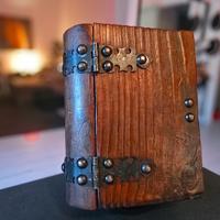 Scrigno in Legno Naturale – Venature 3D e Riflessi