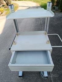 Carrello porta strumenti.