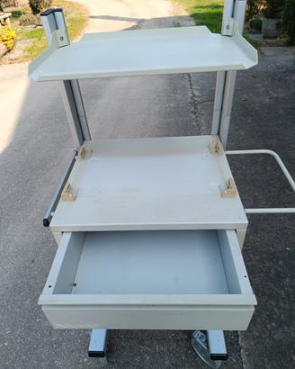 Carrello porta strumenti.