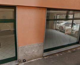 Locale in centro paese con ampie vetrine