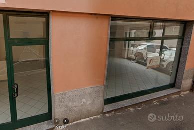 Locale in centro paese con ampie vetrine