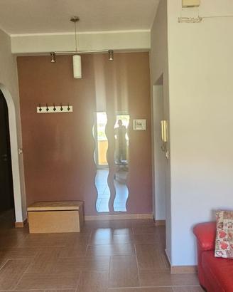 divano e parete attrezzata