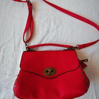 Borsa rossa in similpelle con borchie e zip tracol