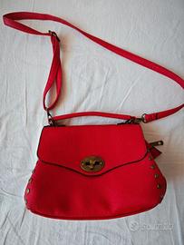 Borsa rossa in similpelle con borchie e zip tracol