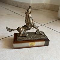 Scultura cavallo rampante in peltro argentato