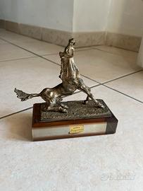 Scultura cavallo rampante in peltro argentato