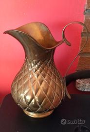 brocca in ottone da collezione firmata 