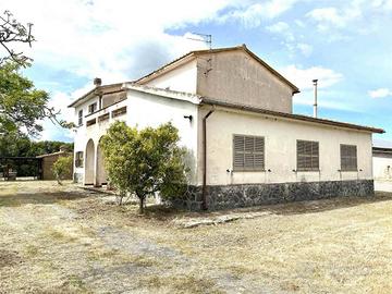 Rustico / Casale di 530 m² con più di 5 locali a T