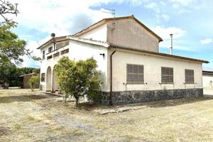 Rustico / Casale di 530 m² con più di 5 locali a T