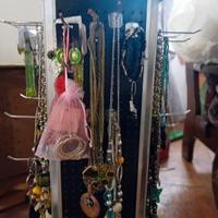 collana, porta chiavi, orecchini 