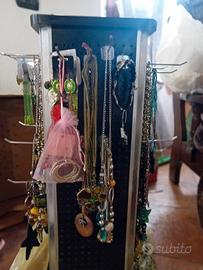 collana, porta chiavi, orecchini 