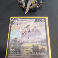 carta pokémon arceus con statuetta