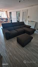 Grande divano angolare con chaise longue e pouf
