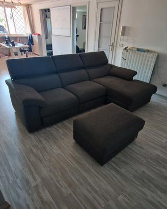 Grande divano angolare con chaise longue e pouf