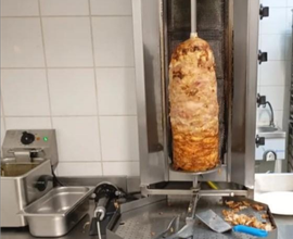 Pizzeria e Doner kebab vicino la metropolitanal